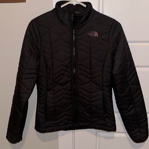 Cute puffer from North Face! Very lightly worn.